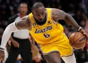 九游官网-球星对决球迷热情高涨竞技篮球氛围浓烈