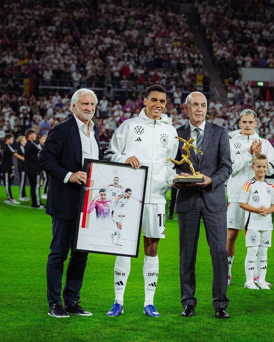 包含阿塞拜疆球员赛后庆祝取得胜利，合影留念的词条