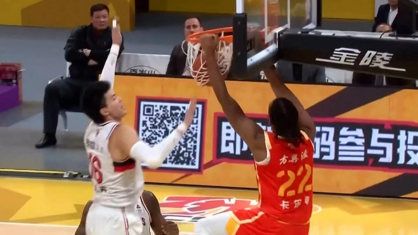 赛场上球员们拼尽全力，呈现出极具观赏性的比赛的简单介绍