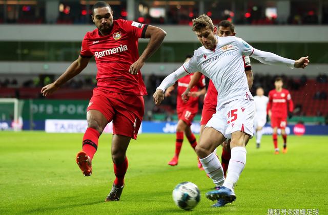 欧洲足球巨星交锋，两队实力对决现场火爆