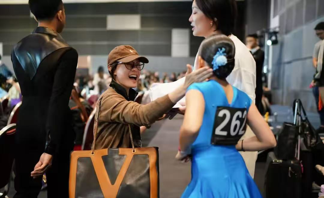 观众目不转睛地注视着比赛，精彩瞬间令人难忘的简单介绍