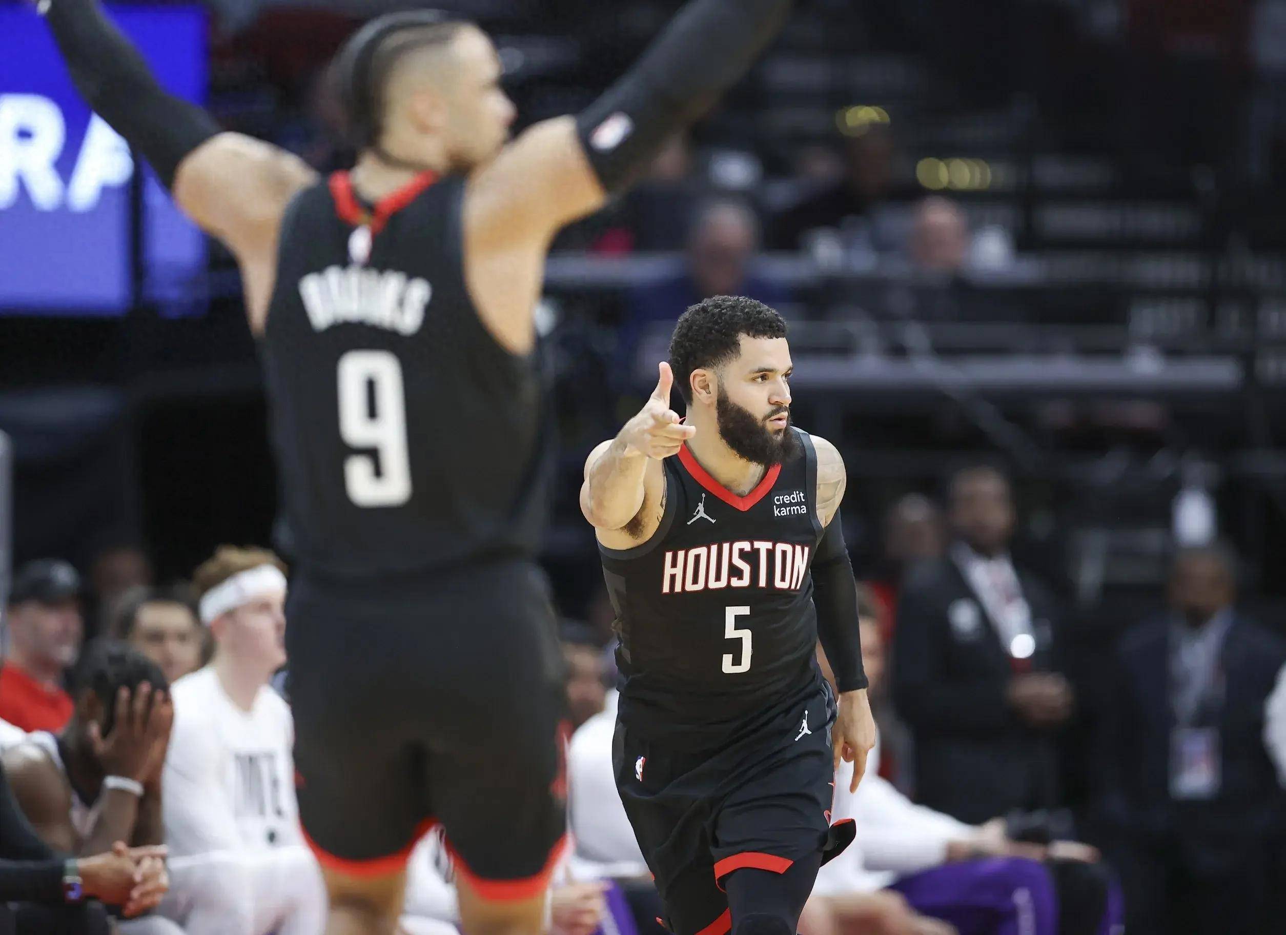 关于关键比赛时刻，球队士气高涨表现出色的信息