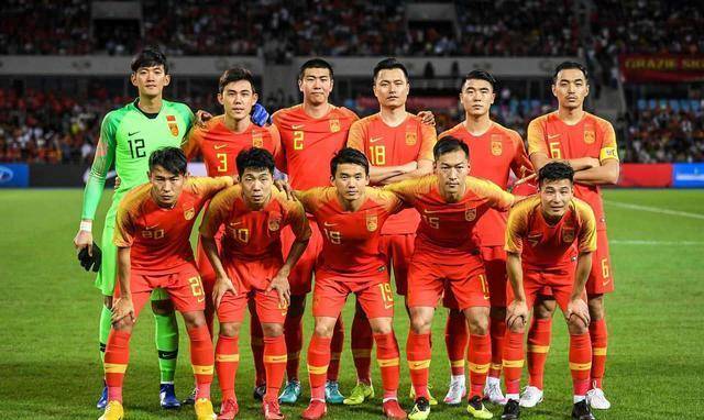 国内联赛冠军之争激烈展开，看球队如何应对