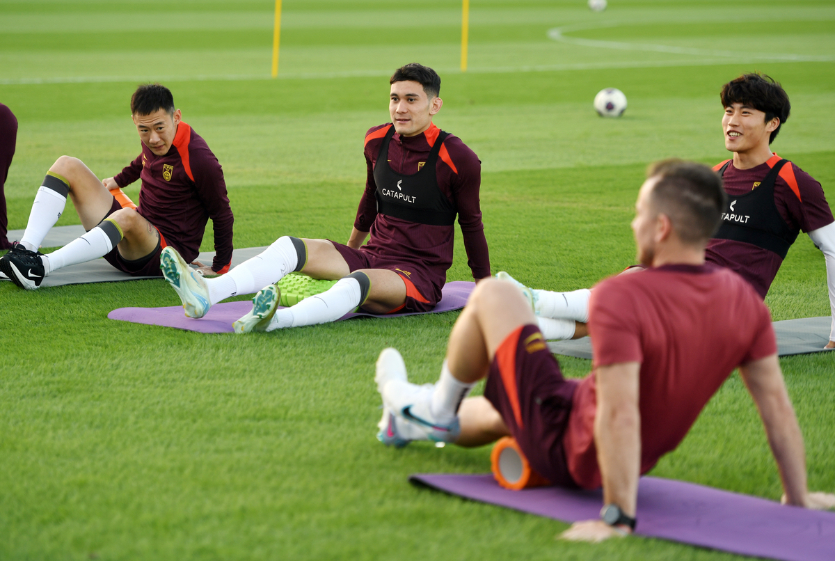 赛场上球员积极拼搏，国内足球比赛激烈角逐的简单介绍