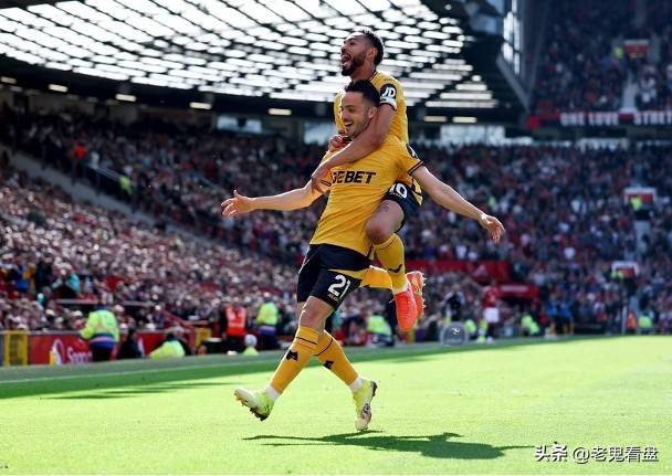 包含狼队遭遇尴尬连败，保级形势日益危急的词条