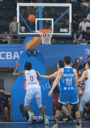 关于球队实力强弱对阵，场面火爆令观众沸腾的信息