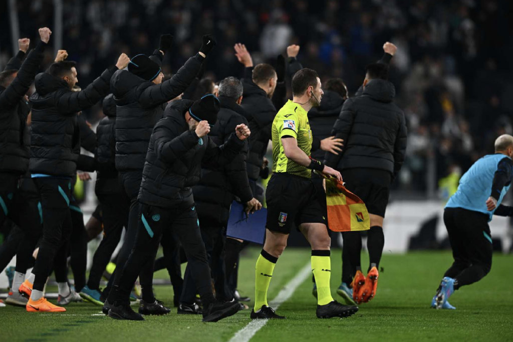 对手犯错频频！球队抓住机会实现逆转！