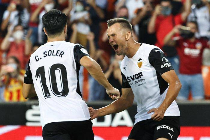 包含巴伦西亚客场战平巴伦西亚，遭遇平局的词条