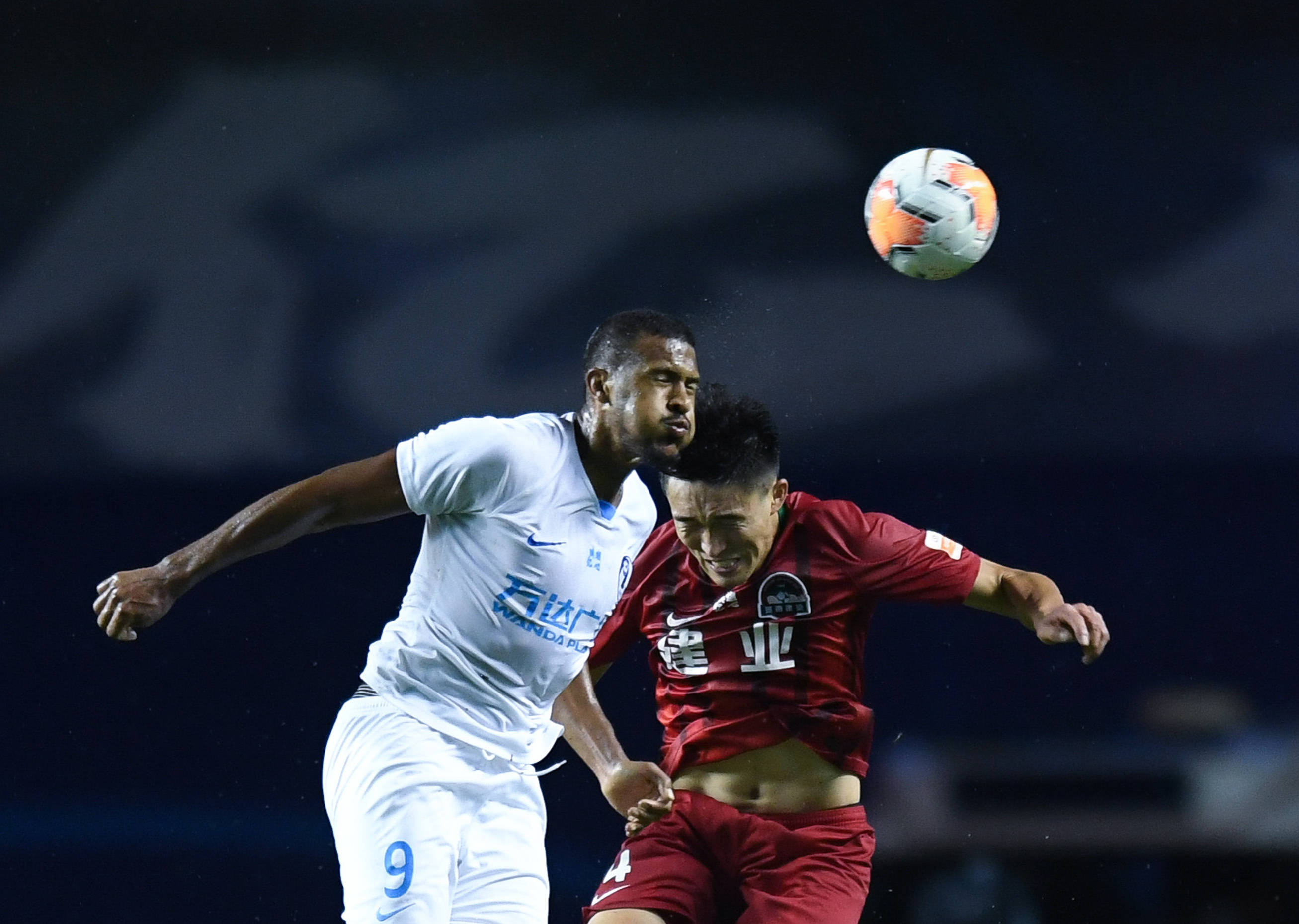 关于苏宁主场对决鲁能，双方实力对比的信息