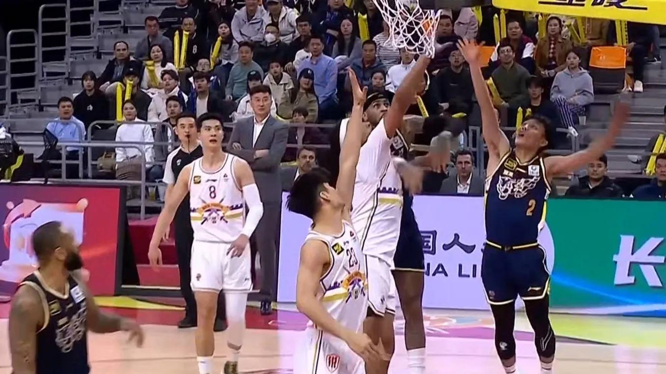 关于中国篮球联赛比分胶着，谁会胜出晋级？的信息