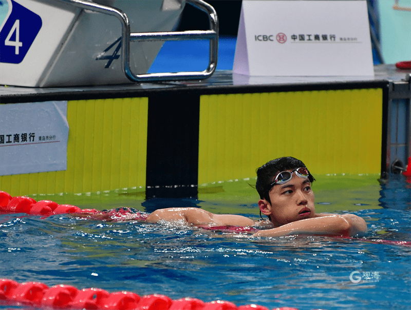 高潮迭起的比赛，双方你旗我红