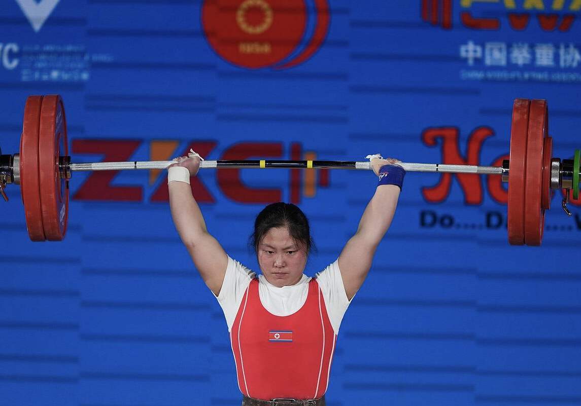 越南运动员在举重比赛中获奖