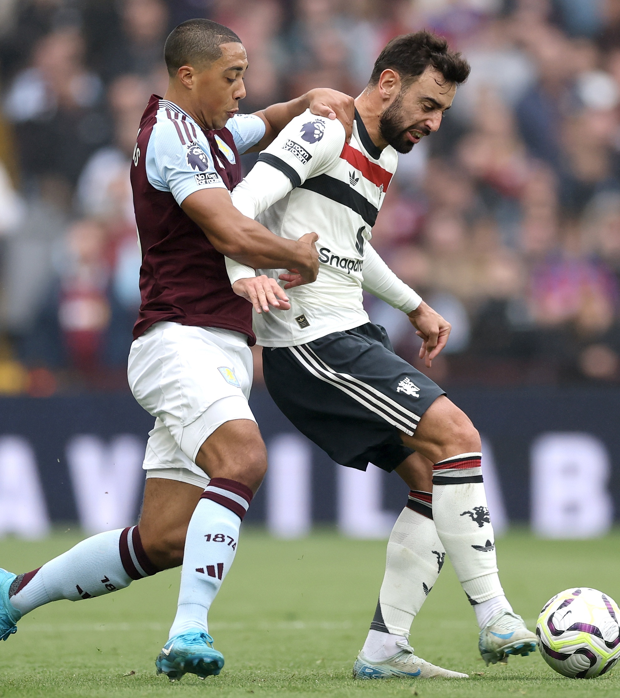 关于曼联客场轻取对手，实现连胜的信息