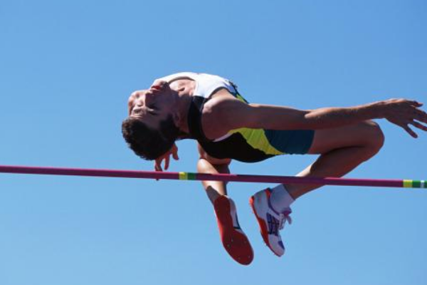 田径男子跳高比赛，古巴选手创造新纪录