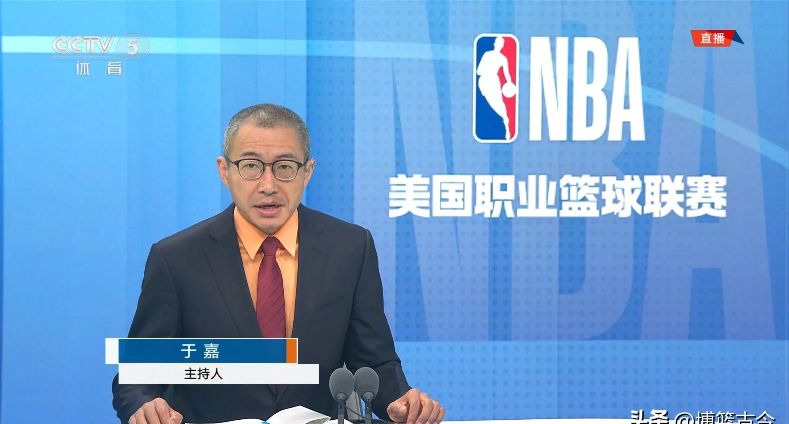 篮球赛场上的激动人心瞬间，球员全力以赴