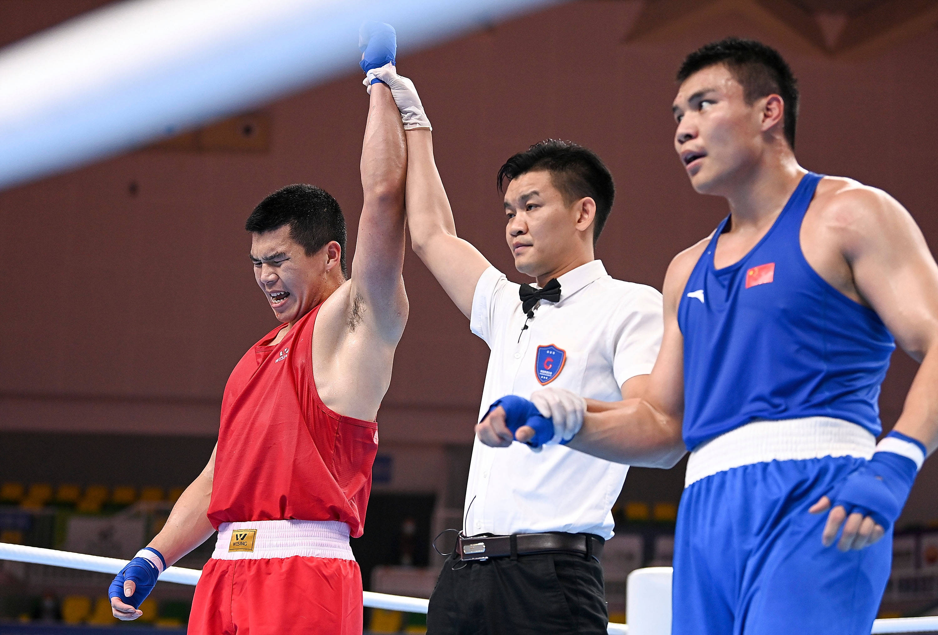 韩国男子拳击选手赢得第四面金牌