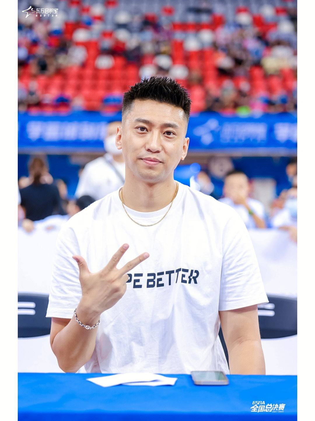 篮球明星们在比赛中闪光登场