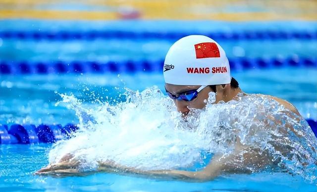 运动员们在赛场上挥洒汗水，为国争光