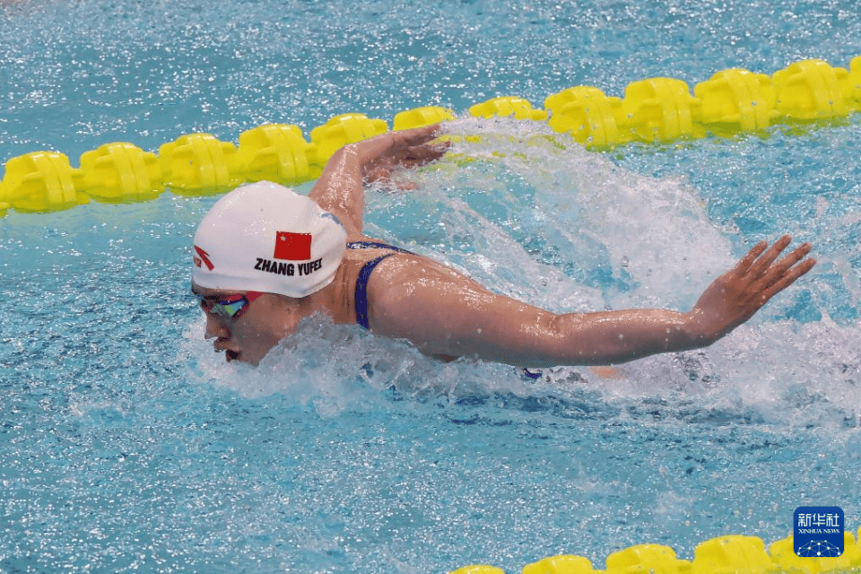 游泳选手突破自身最佳成绩，争夺金牌