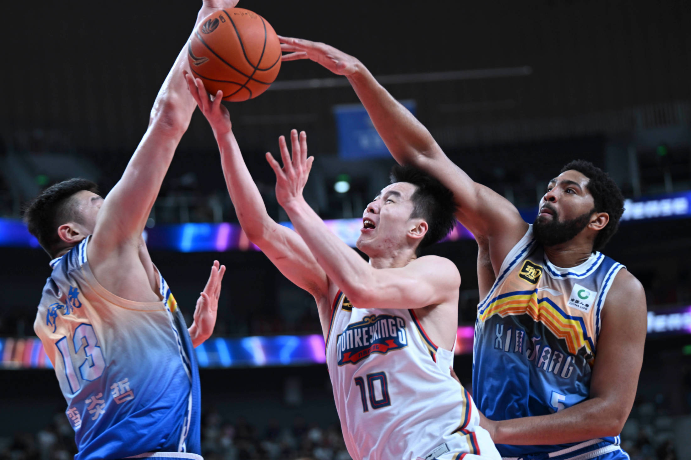 新一轮篮球联赛精彩开打，球员拼尽全力争夺胜利的简单介绍