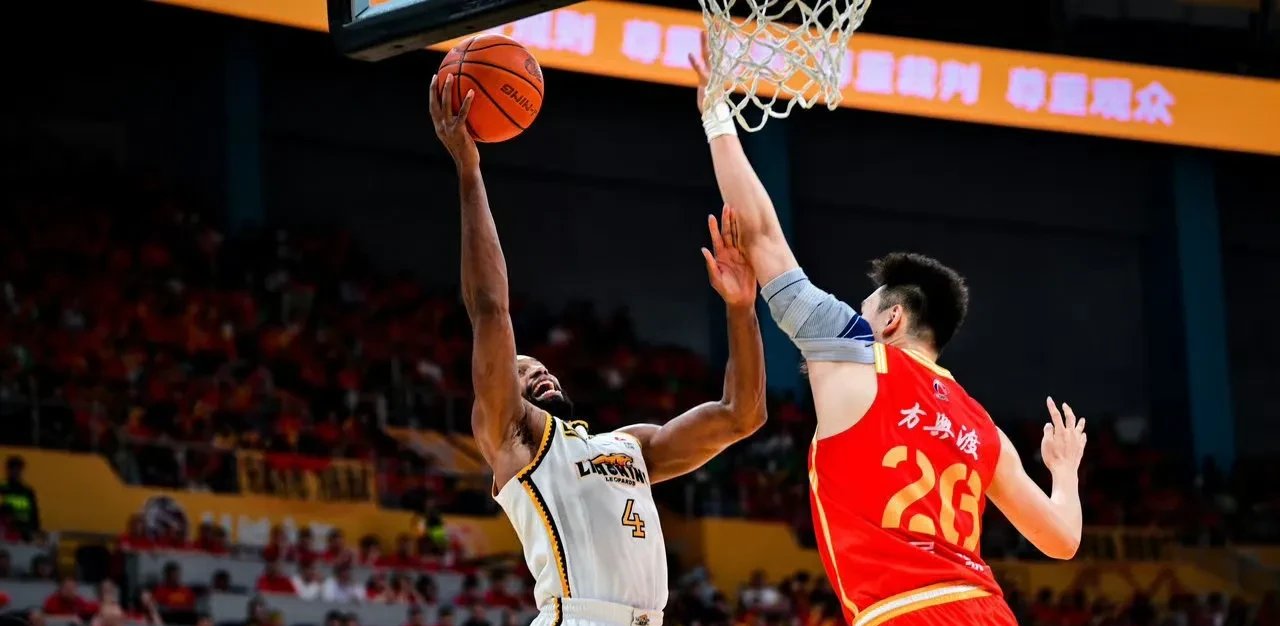 新一轮篮球联赛精彩开打，球员拼尽全力争夺胜利的简单介绍