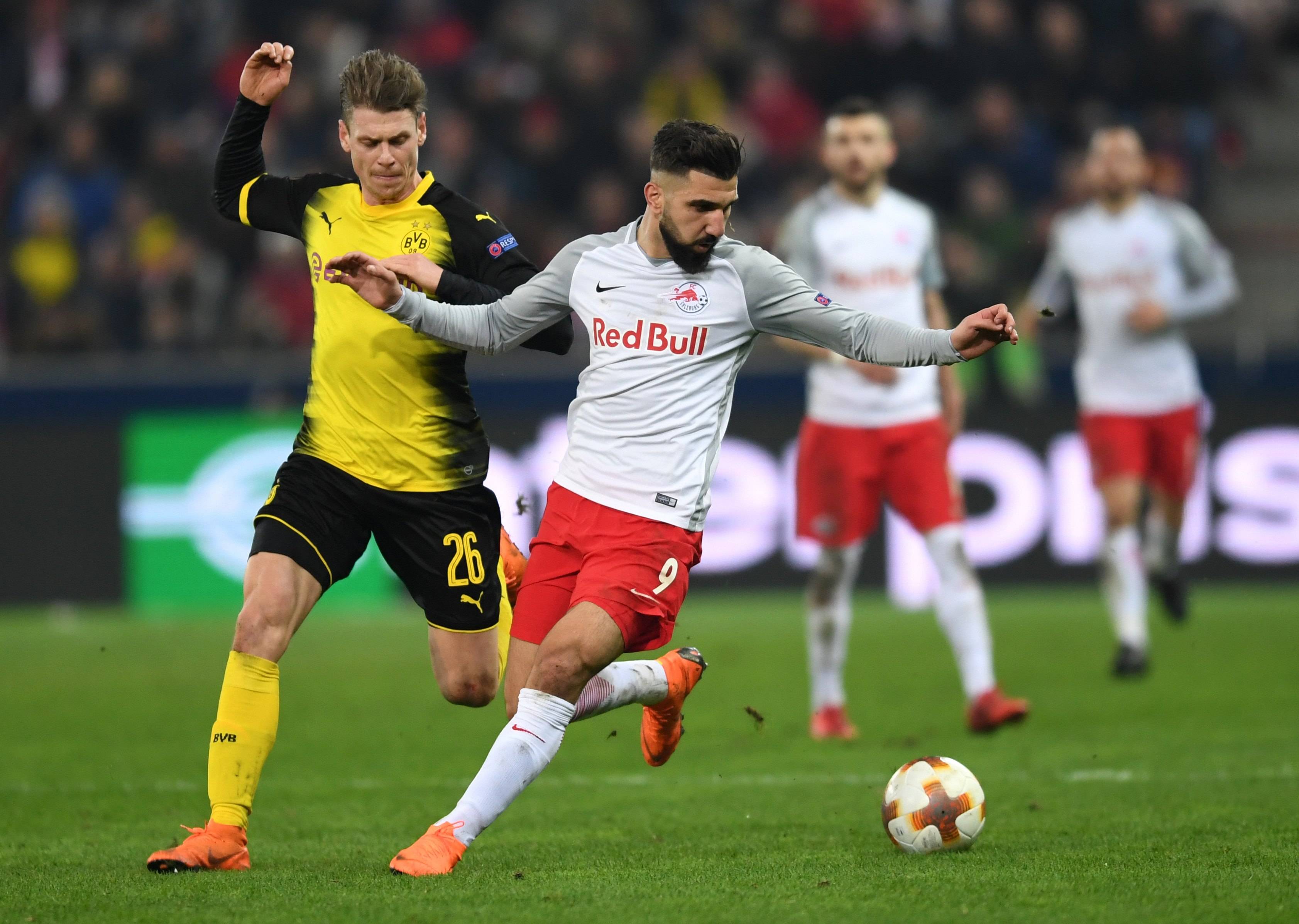 足球比赛彩蝶争妍，运动员斗志昂扬的简单介绍