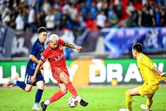 联赛比赛紧张刺激，胜负悬念迭起