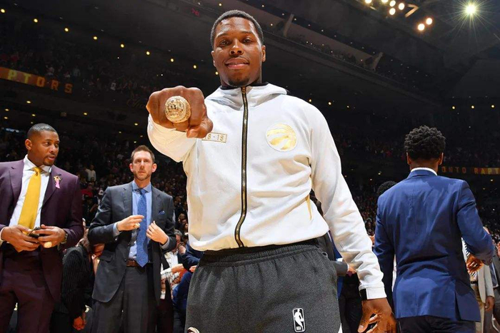 雄鹿队后卫喜获新生儿，球队集体庆祝