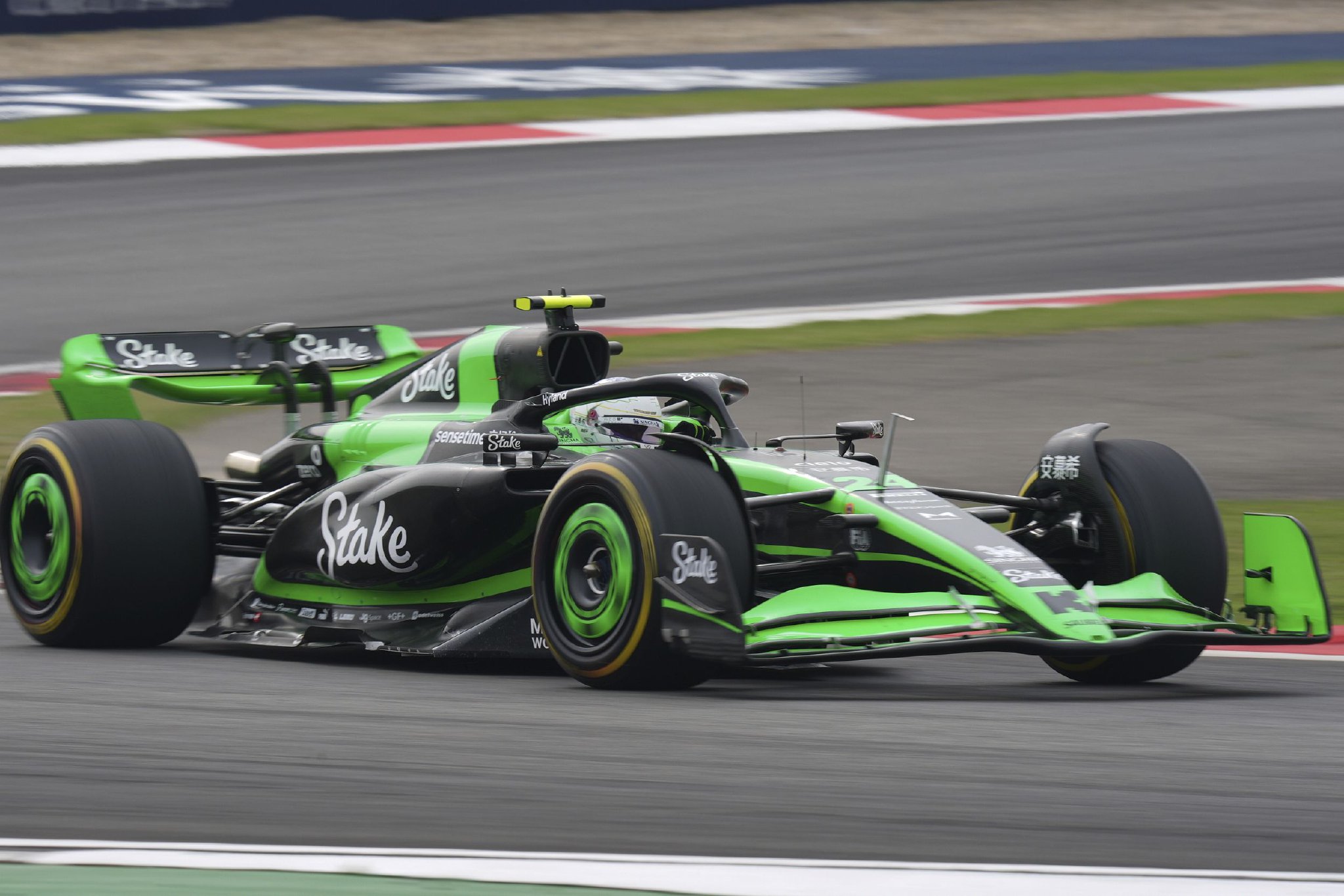 索伯车队鏖战阿斯顿马丁，周冠宇状态火热的简单介绍